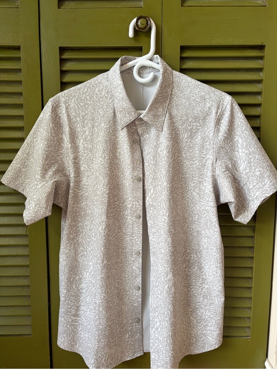 lululemon athletica Other - Men's Lululemon Short-Sleeve Button-Up Shirt - Light Beige Print